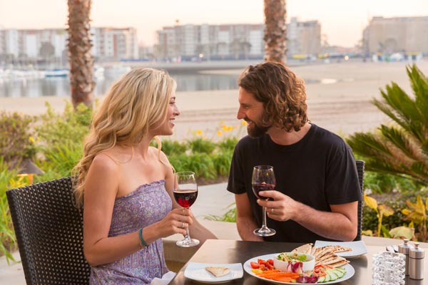 couple waterfront beach dining in marina del rey