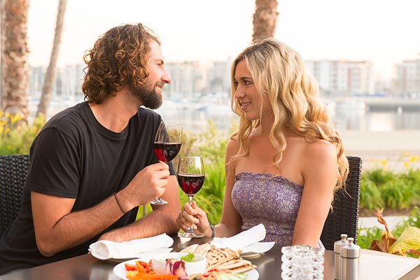 couple dining at outdoor cafe